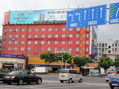 兩年未拆的違章廣告牌何時了結(jié)？寧波廣告設(shè)計與城市治理的困局